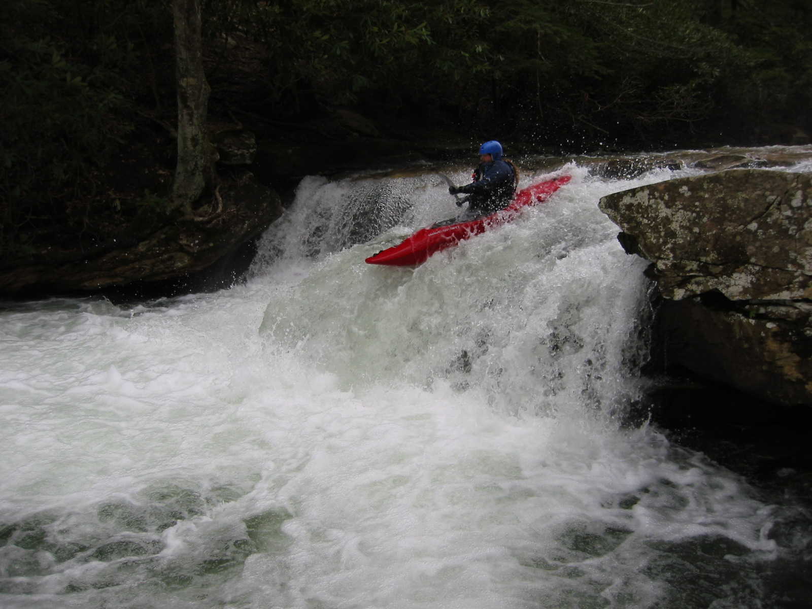 Mike Wellman running Sugar Creek ledge (Photo by Scott Gravatt - 4/27/04)