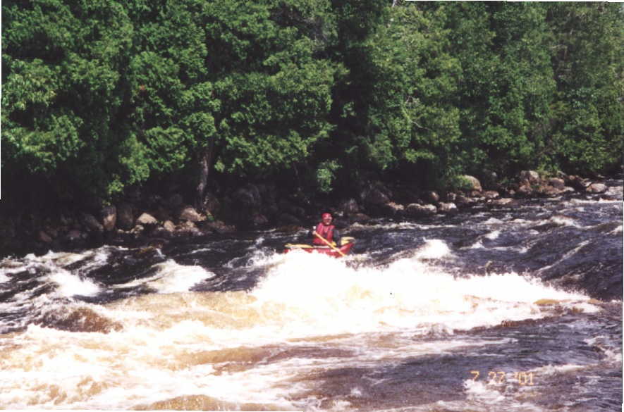 Scott Gravatt skirting another hole in long Class 3-4 rapid (Photo by Keith Merkel - 7/27/01)