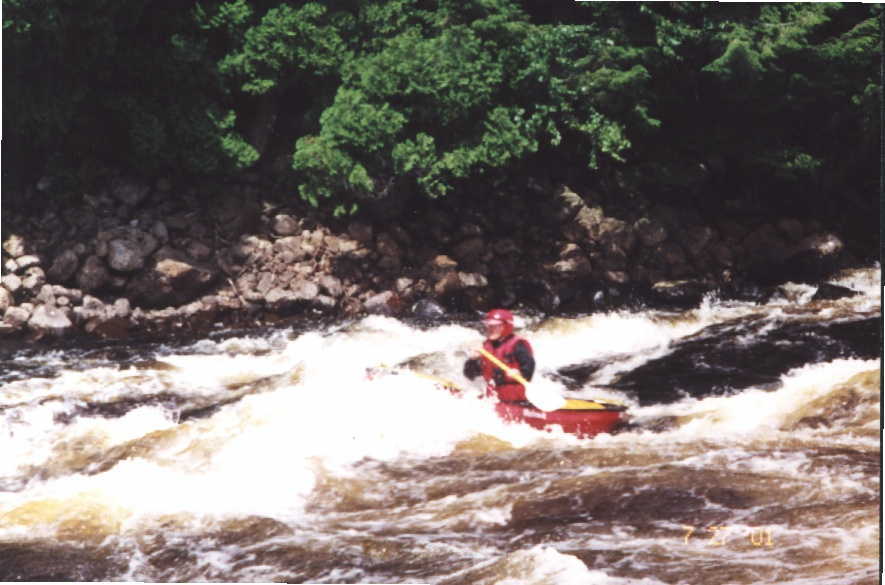 Scott Gravatt blasting through last wave in long Class 3-4 rapid (Photo by Keith Merkel - 7/27/01)