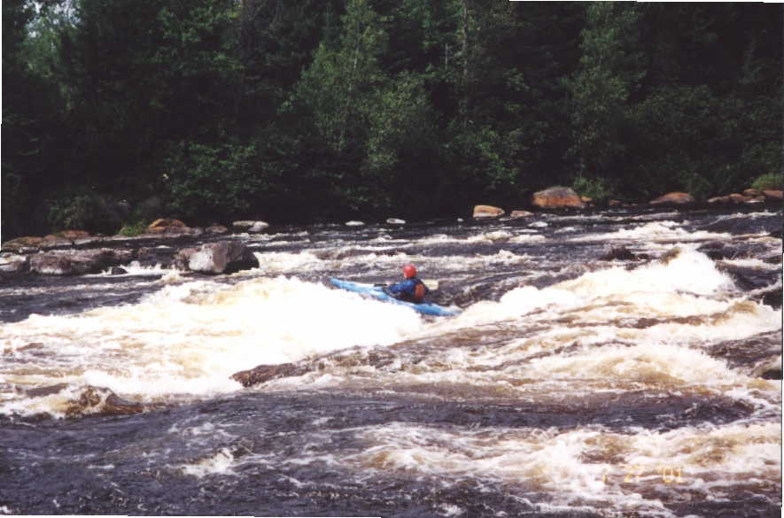 Bob Maxey skirting first big hole in long Class 3-4 rapid (Photo by Keith Merkel - 7/27/01)