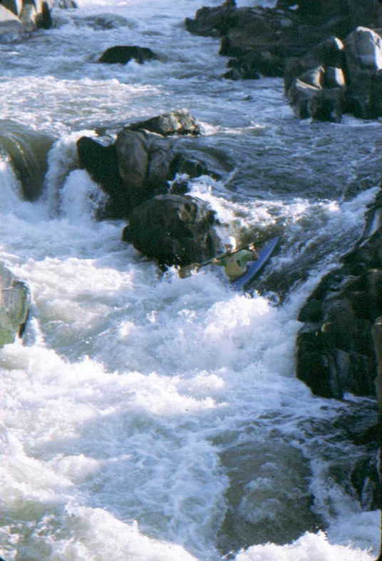 Great Falls racer running Z-Drop in the Spout (Photo by Bob Maxey - 8/11/91)