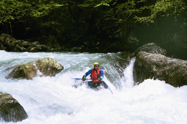 Scott Zetterstrom in the Sinks section (Photo by Keith Merkel - 4/26/00) 