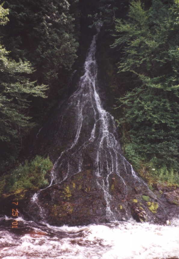 Pretty waterfall at lunch spot (Photo by Keith Merkel - 7/25/01)